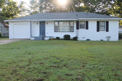 Photo of 402 Maynard Dr., Tupelo, MS 38801 (MLS # 25-2777) Photo of 402 Maynard Dr., Tupelo, MS 38801 (MLS # 25-2777)