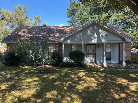 Photo of 3640 Bryn Mawr Dr, Horn Lake, MS 38647 (MLS # 25-3696)