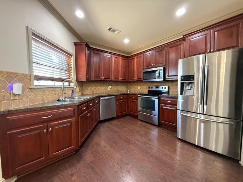 1724 Broadleaf Ln.
