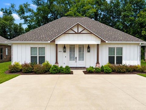 Photo of 1023 Ida Grace Trail, New Albany, MS 38652 (MLS # 26-2552)