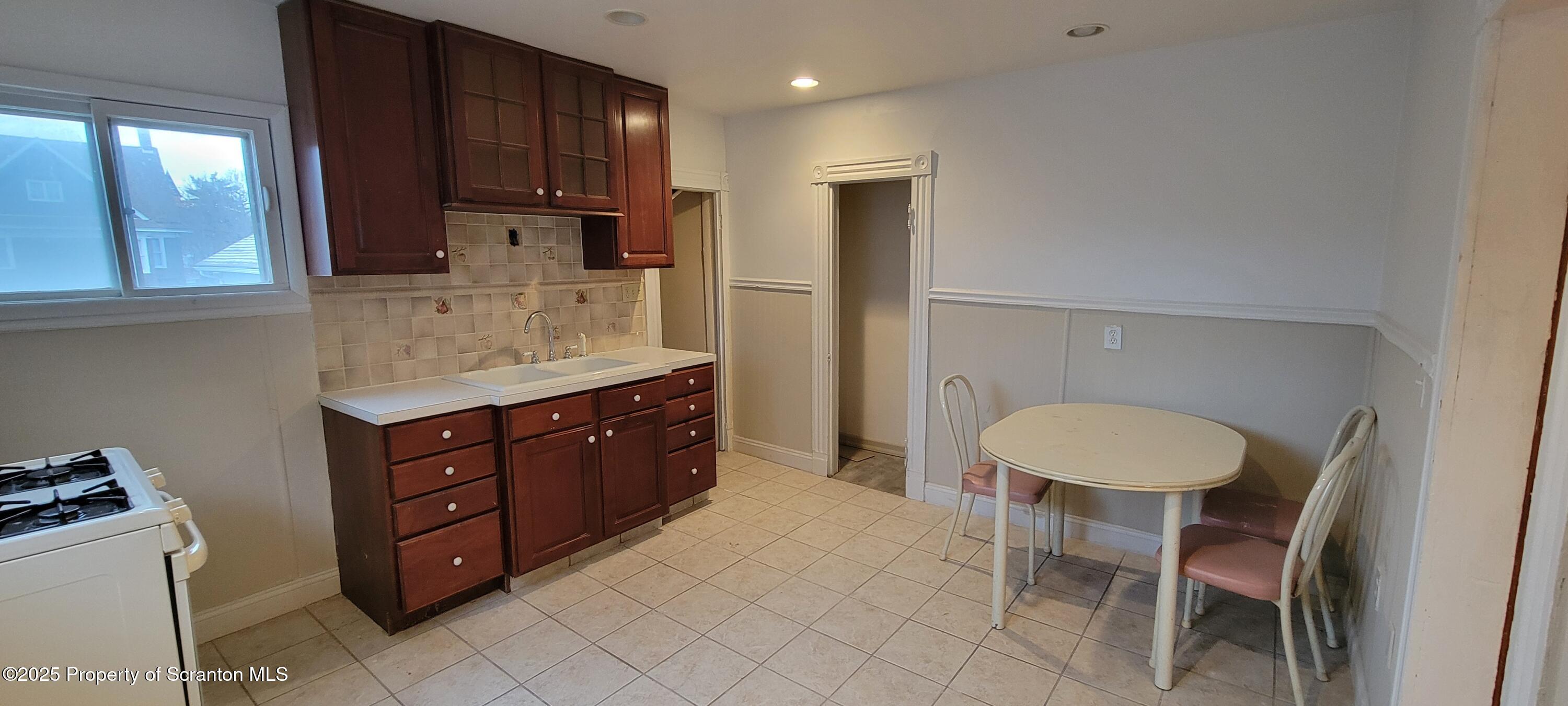 Scranton, Pennsylvania 18504, United States, 6 Bedrooms Bedrooms, ,4 BathroomsBathrooms,Residential,Active,177304