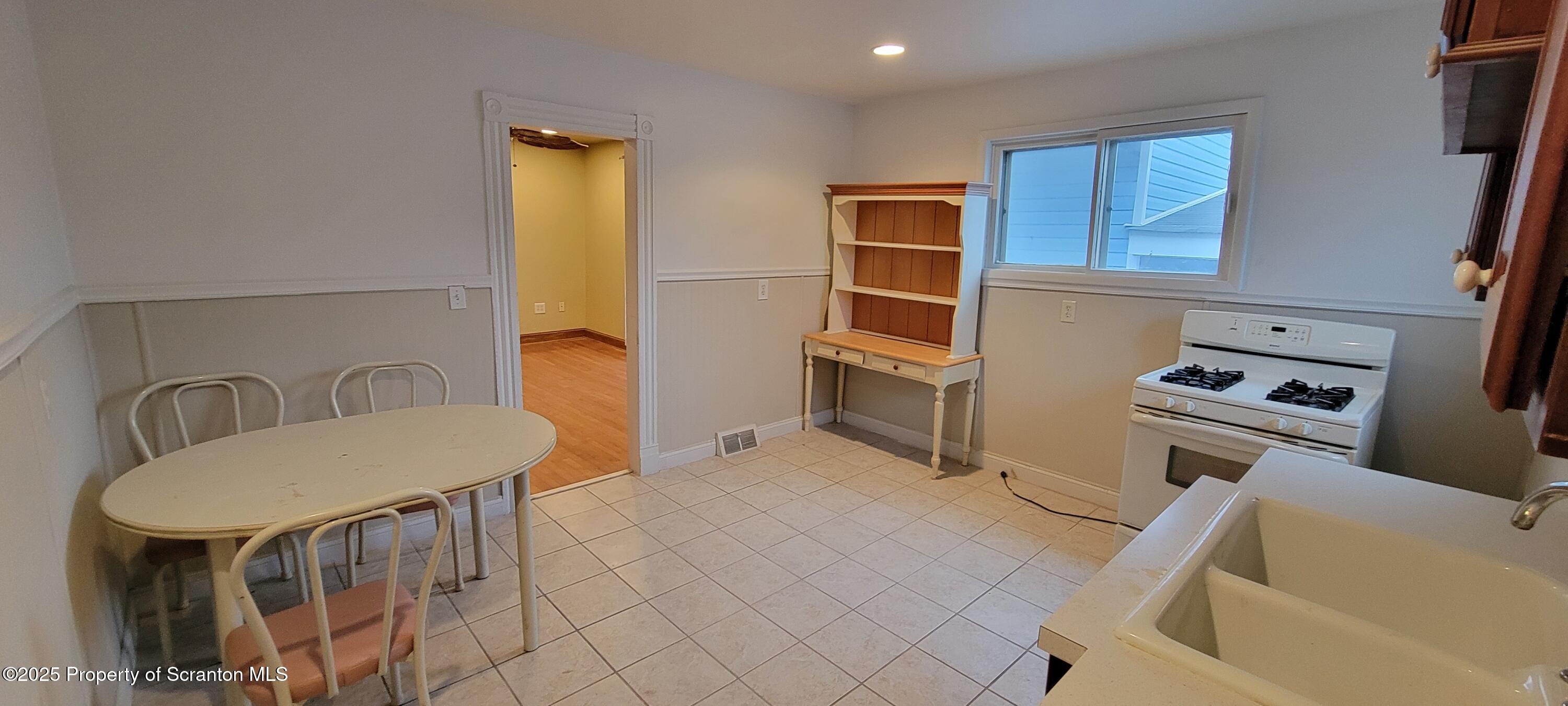 Scranton, Pennsylvania 18504, United States, 6 Bedrooms Bedrooms, ,4 BathroomsBathrooms,Residential,Active,177304