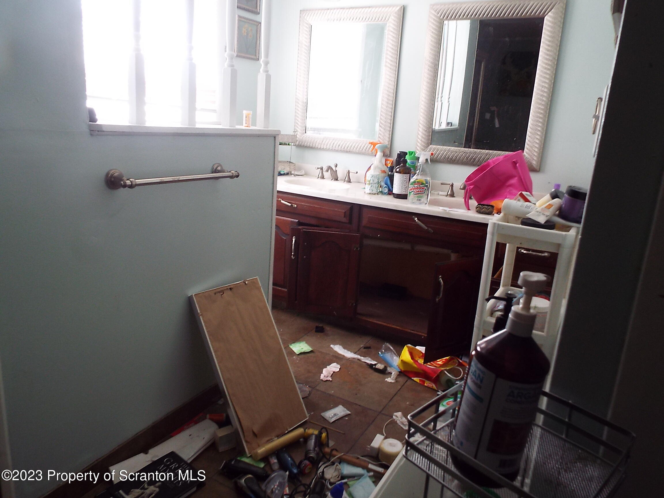 Scranton, Pennsylvania 18510, United States, 3 Bedrooms Bedrooms, ,2 BathroomsBathrooms,Residential,Pending,73332