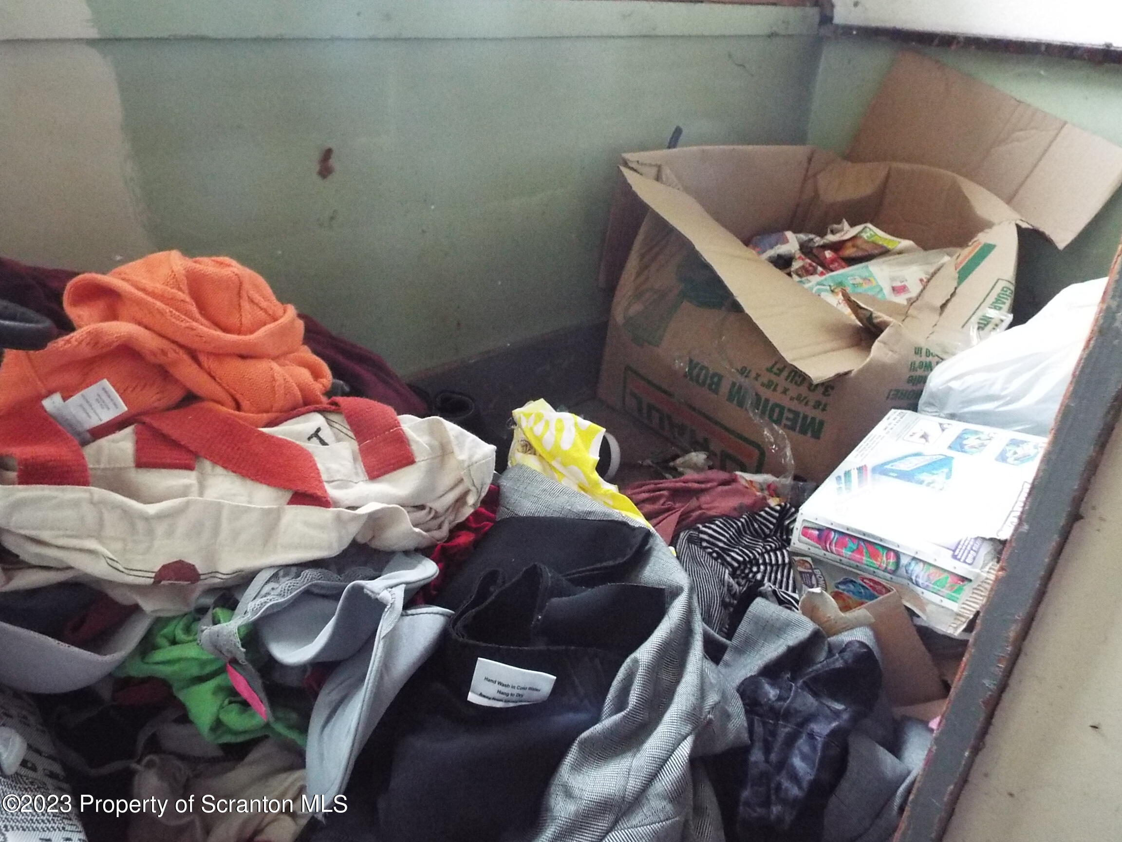 Scranton, Pennsylvania 18510, United States, 3 Bedrooms Bedrooms, ,2 BathroomsBathrooms,Residential,Pending,73332