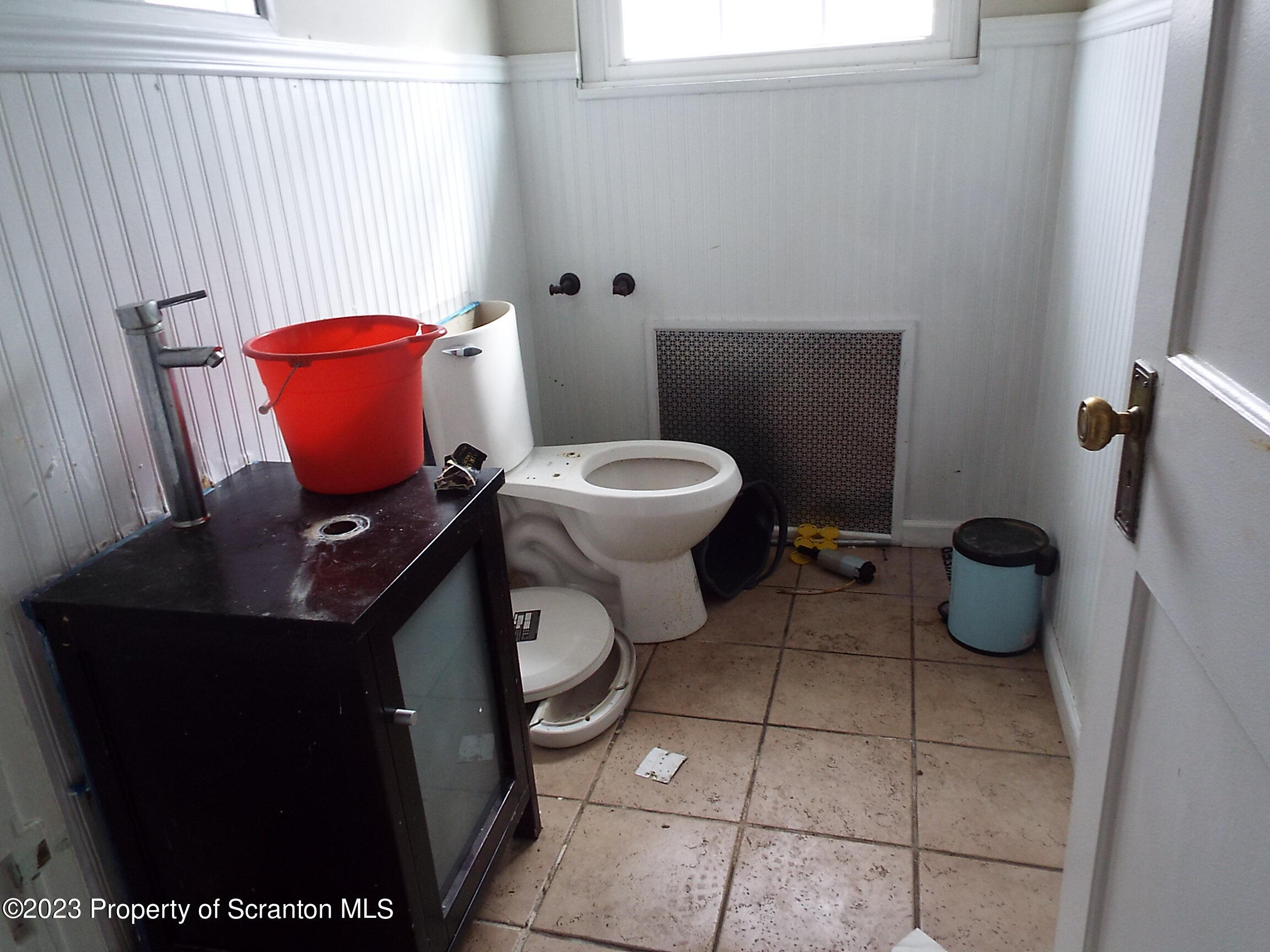 Scranton, Pennsylvania 18510, United States, 3 Bedrooms Bedrooms, ,2 BathroomsBathrooms,Residential,Pending,73332