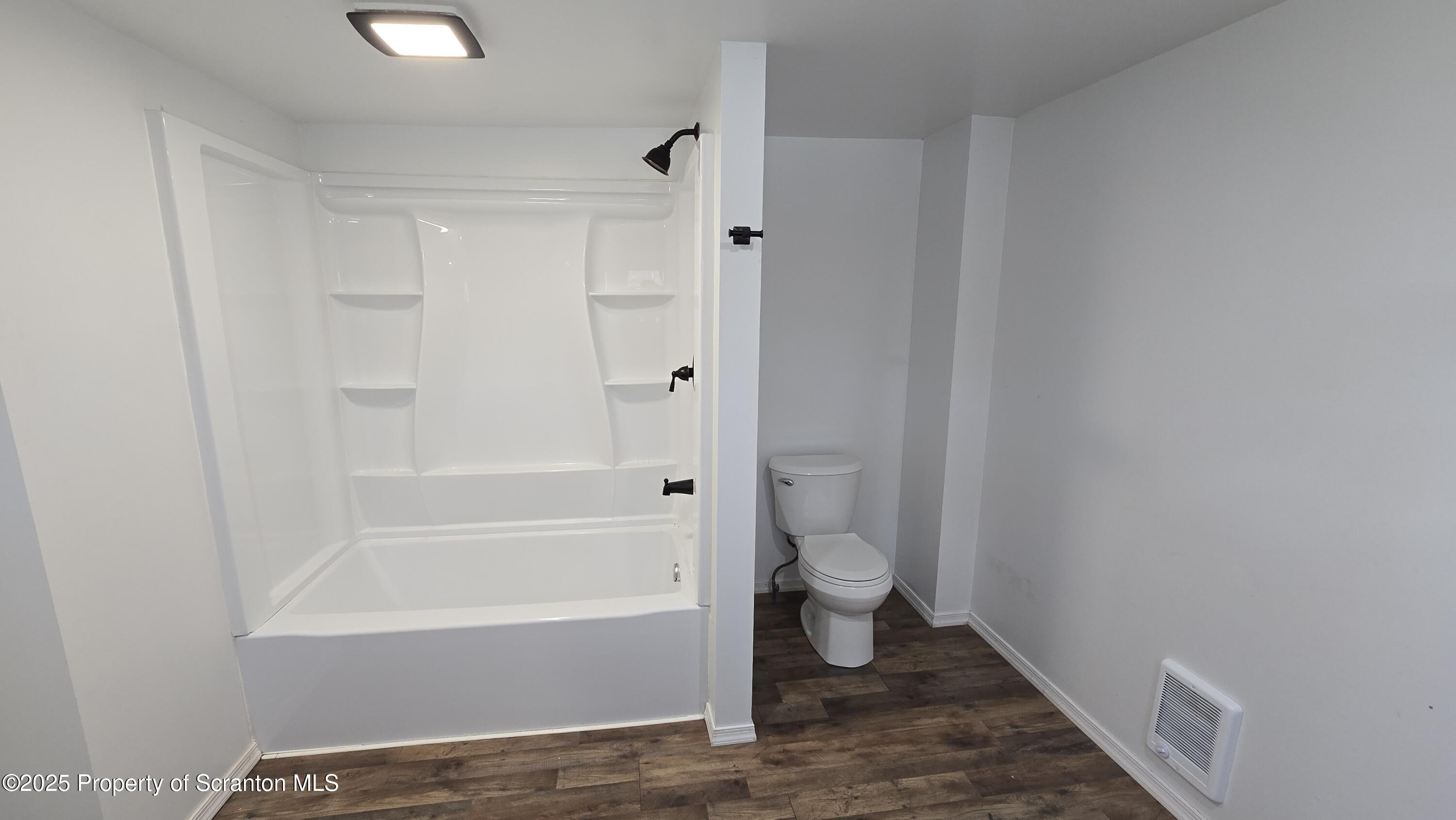 Scranton, Pennsylvania 18505, United States, 6 Bedrooms Bedrooms, ,2 BathroomsBathrooms,Residential,Active,112287