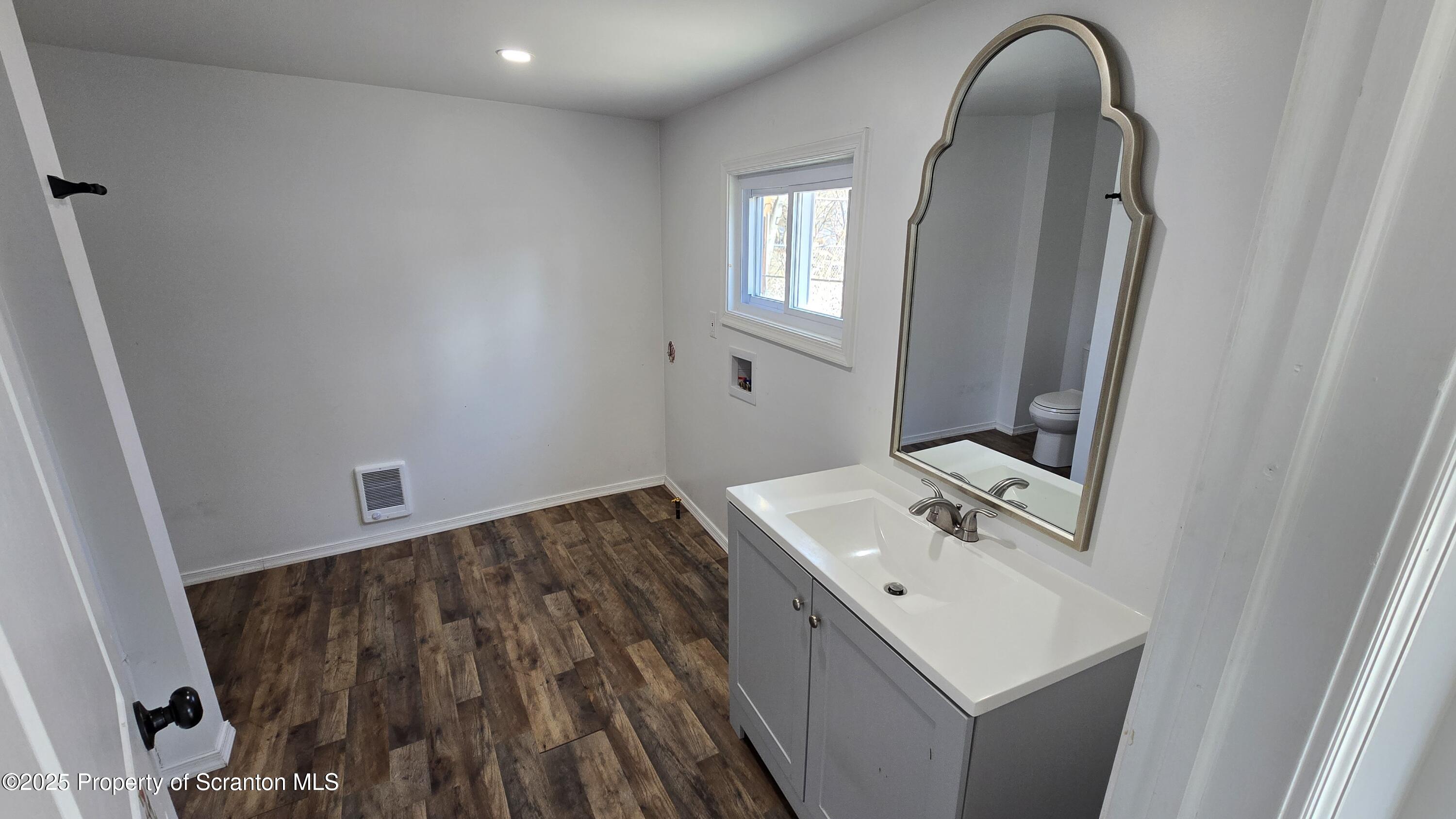 Scranton, Pennsylvania 18505, United States, 6 Bedrooms Bedrooms, ,2 BathroomsBathrooms,Residential,Active,112287