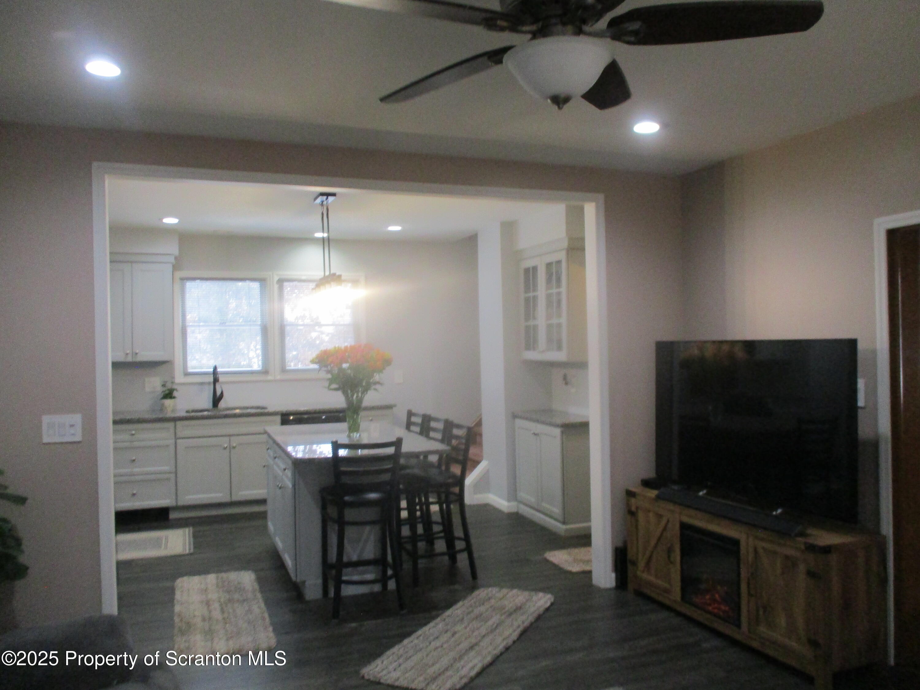 Throop, Pennsylvania 18512, United States, 4 Bedrooms Bedrooms, ,2 BathroomsBathrooms,Residential,Pending,467