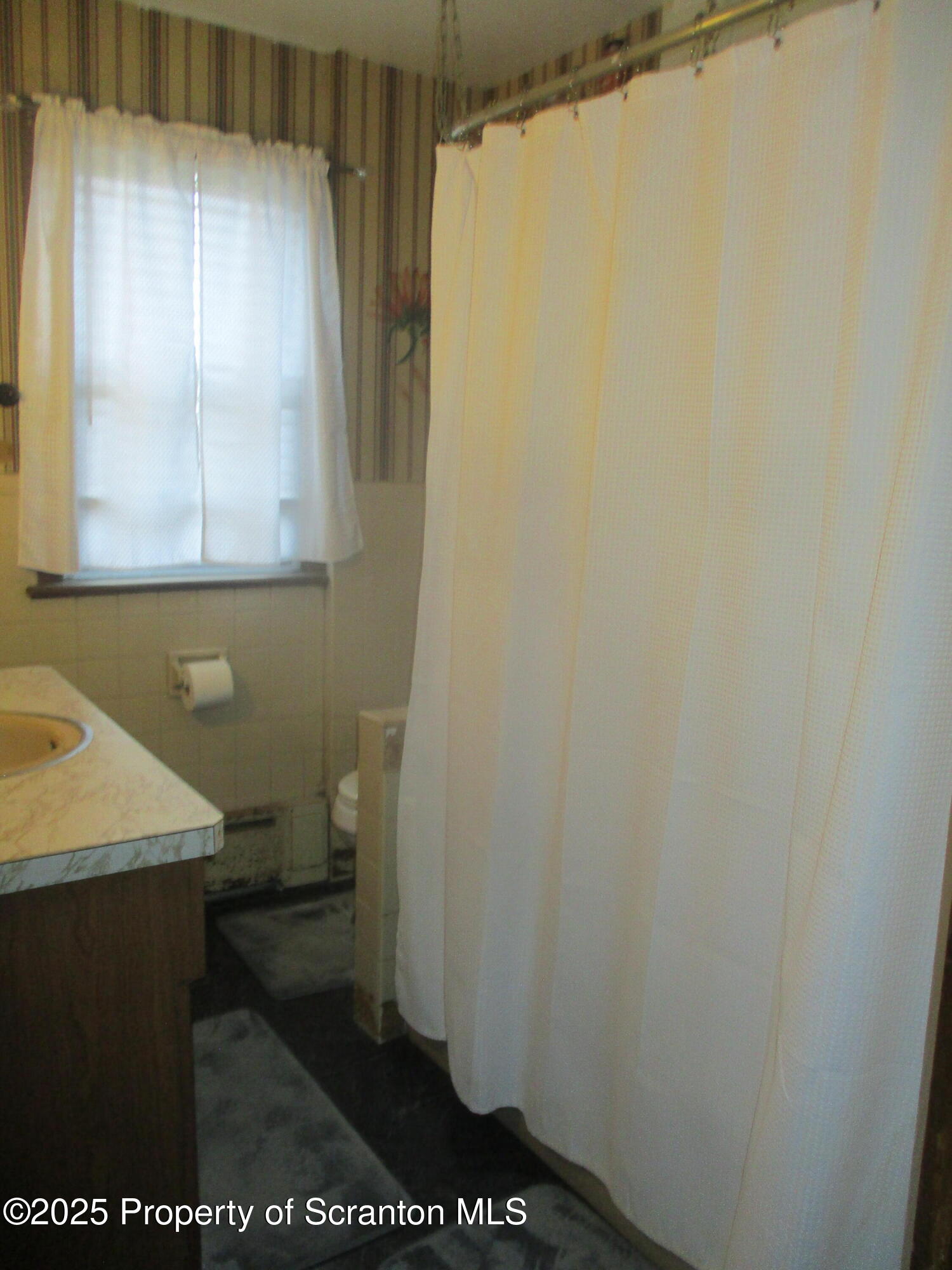 Throop, Pennsylvania 18512, United States, 4 Bedrooms Bedrooms, ,2 BathroomsBathrooms,Residential,Pending,467