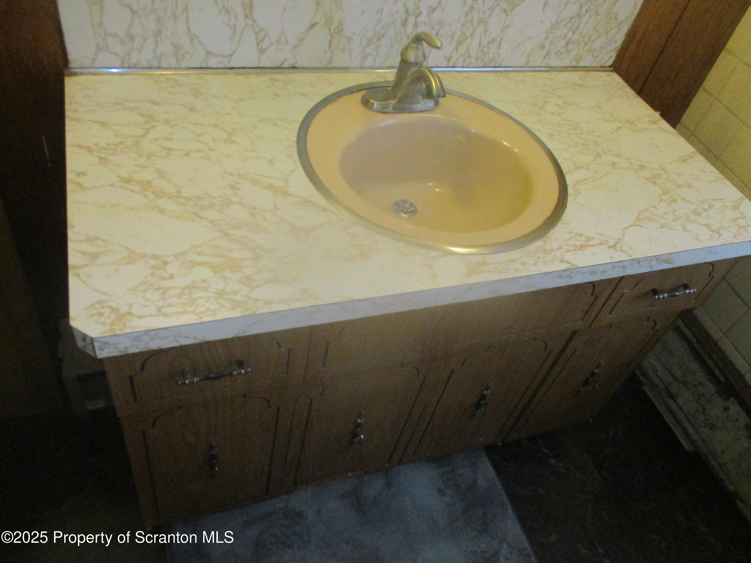 Throop, Pennsylvania 18512, United States, 4 Bedrooms Bedrooms, ,2 BathroomsBathrooms,Residential,Pending,467