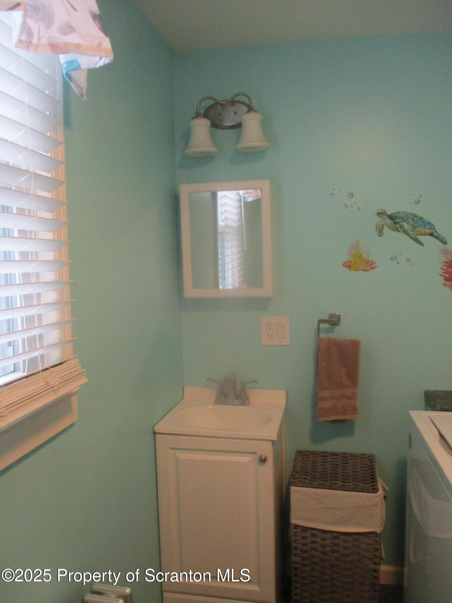 Throop, Pennsylvania 18512, United States, 4 Bedrooms Bedrooms, ,2 BathroomsBathrooms,Residential,Pending,467