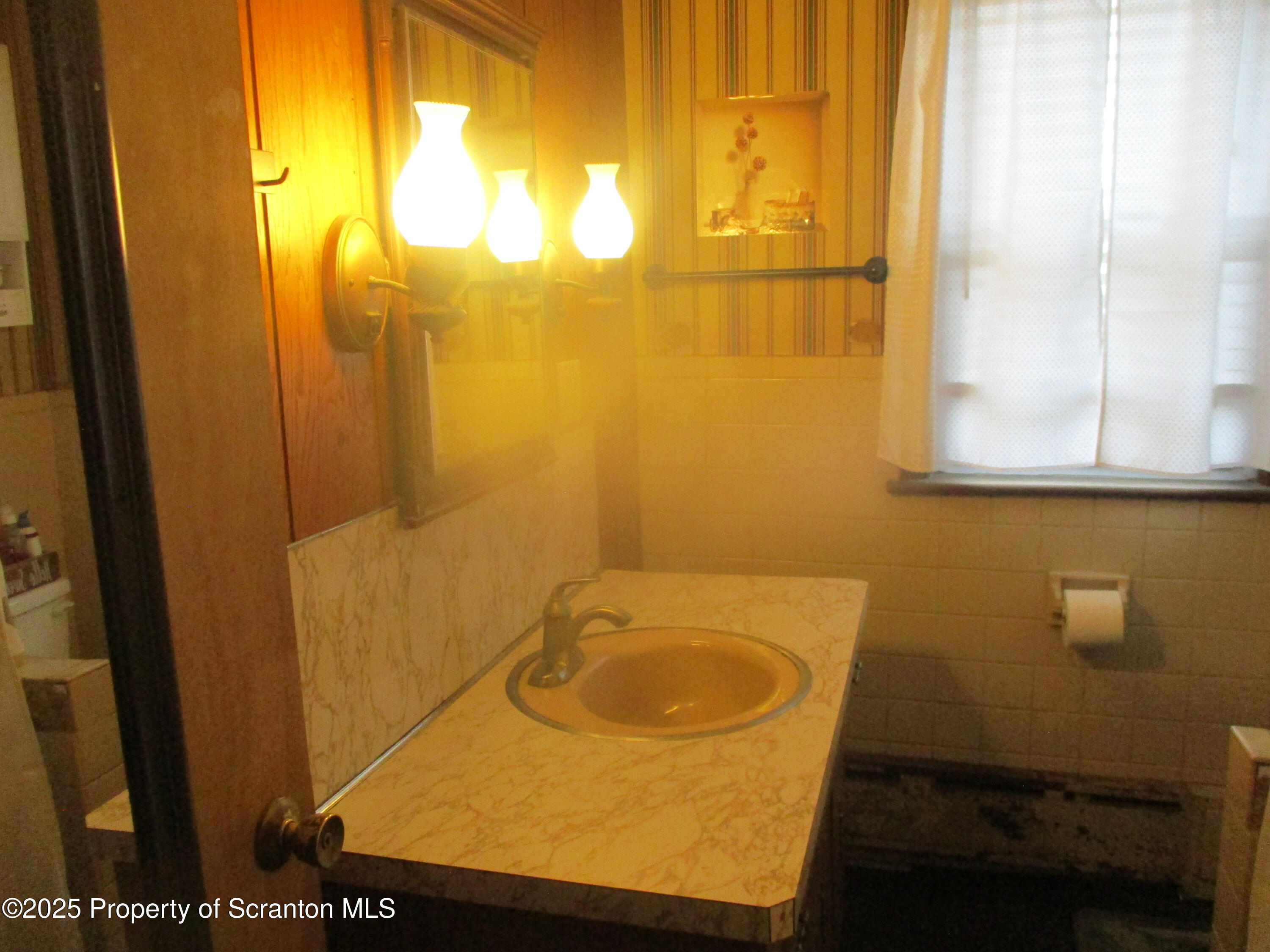 Throop, Pennsylvania 18512, United States, 4 Bedrooms Bedrooms, ,2 BathroomsBathrooms,Residential,Pending,467