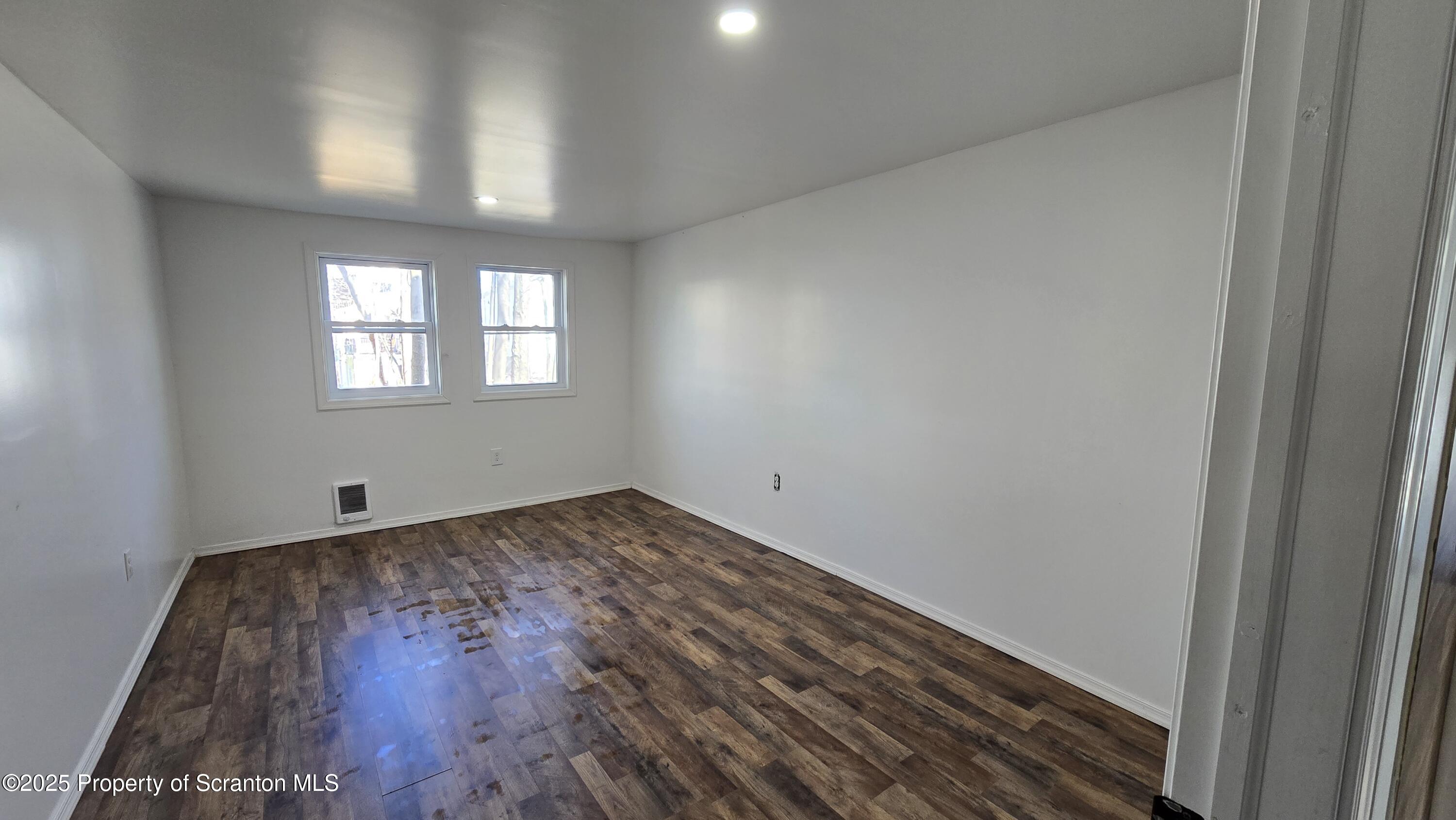 Scranton, Pennsylvania 18505, United States, 6 Bedrooms Bedrooms, ,2 BathroomsBathrooms,Residential,Active,88379