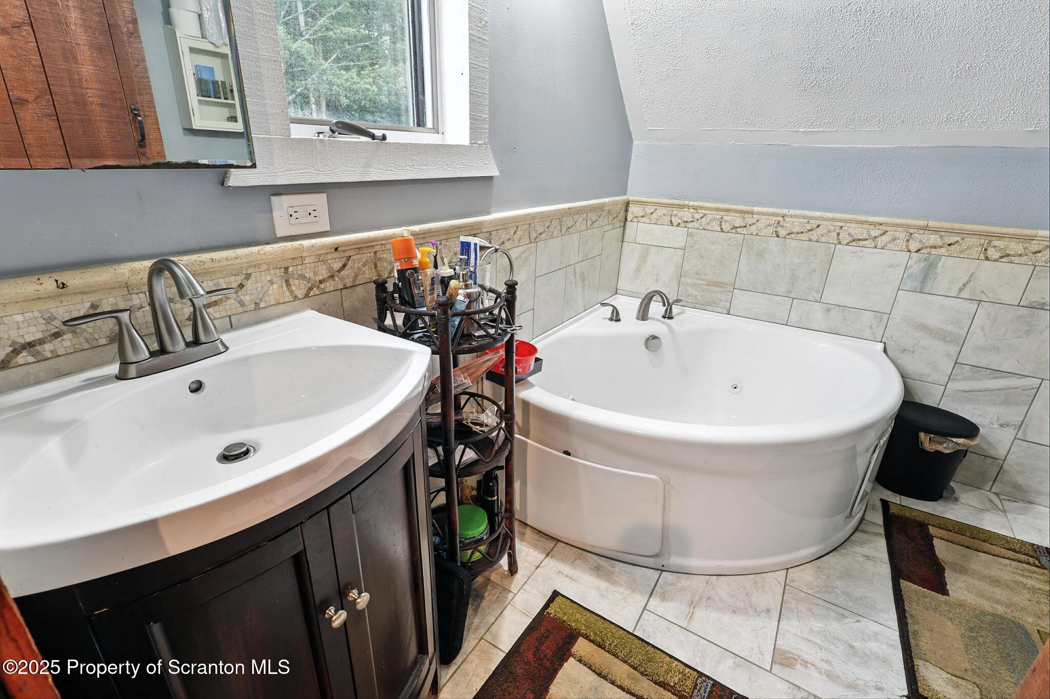 Jefferson Twp, Pennsylvania 18436, United States, 7 Bedrooms Bedrooms, ,4 BathroomsBathrooms,Residential,Active,183988