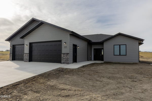 3607 SILVER LEAF AVE NW, MANDAN, ND 58554 - Image 162d53effd5be2e53b785ff7716b5c8f/3877298056