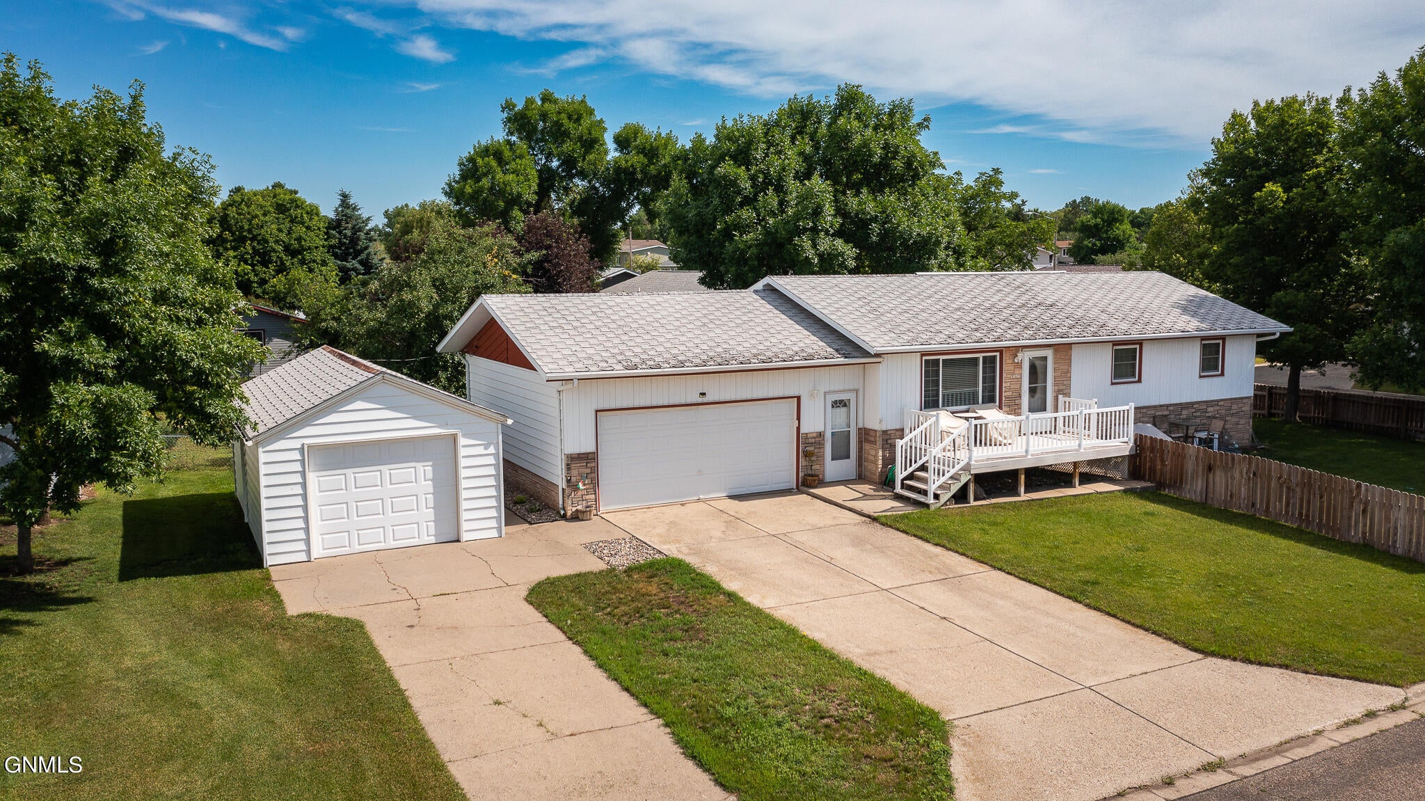 Photo 1 of 37 — 606 Cypress Drive, Beulah, ND 58523