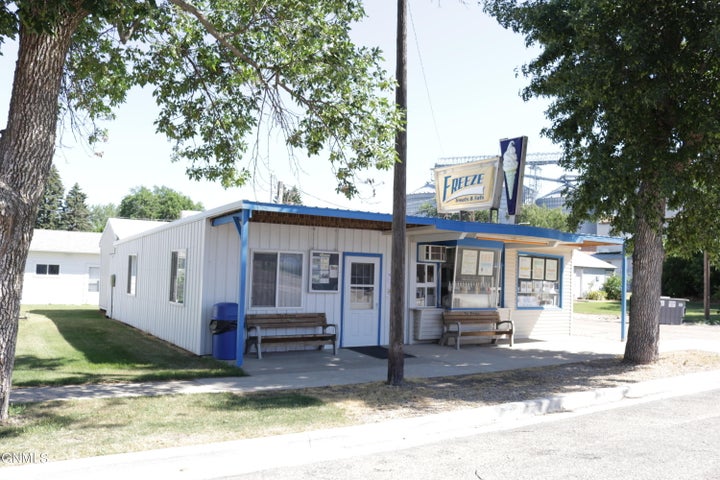 Photo 1 of 13 — 210 6th Avenue N, Edgeley, ND 58433