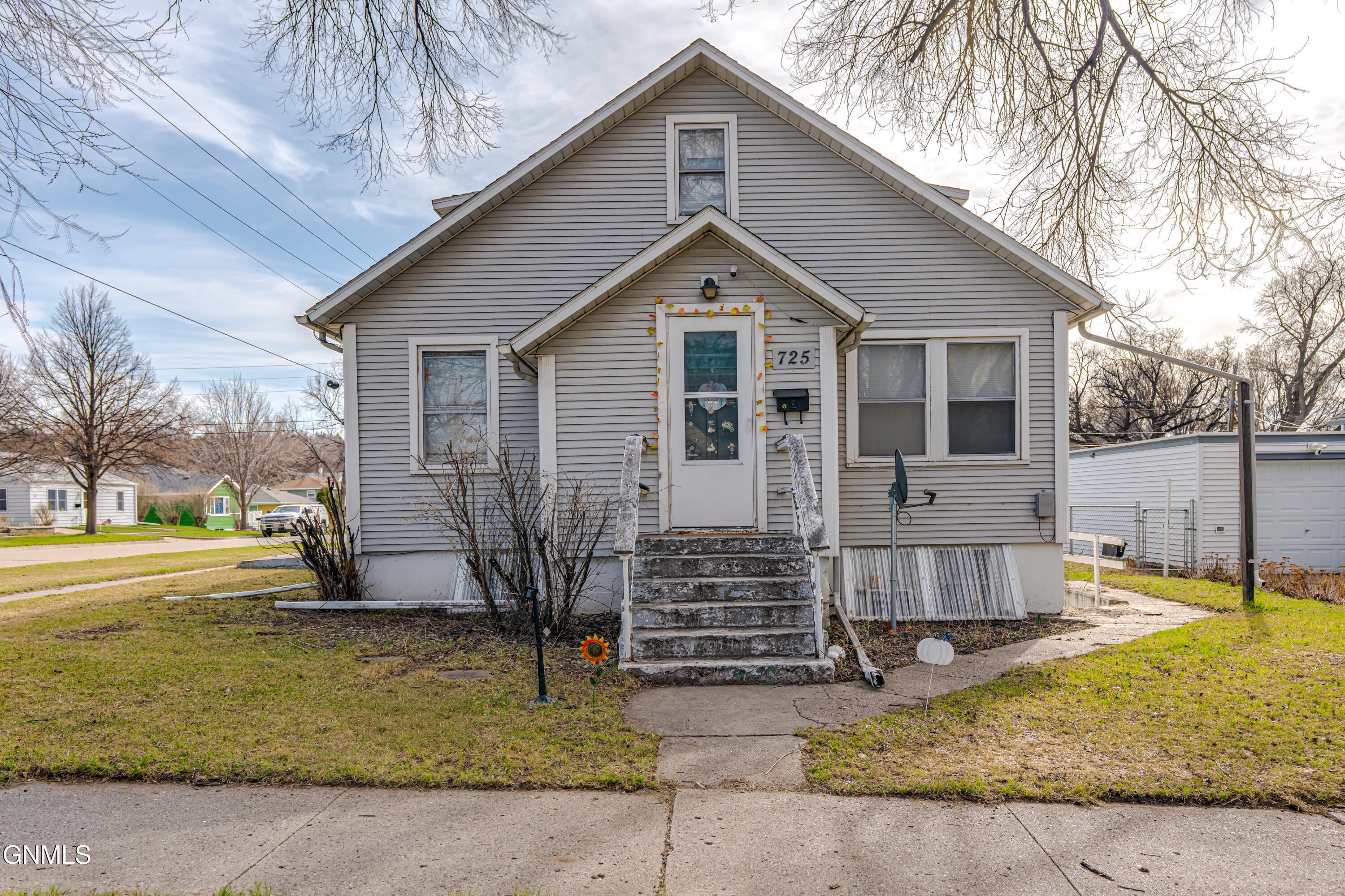 Photo 1 of 35 — 725 N 18th Street, Bismarck, ND 58501
