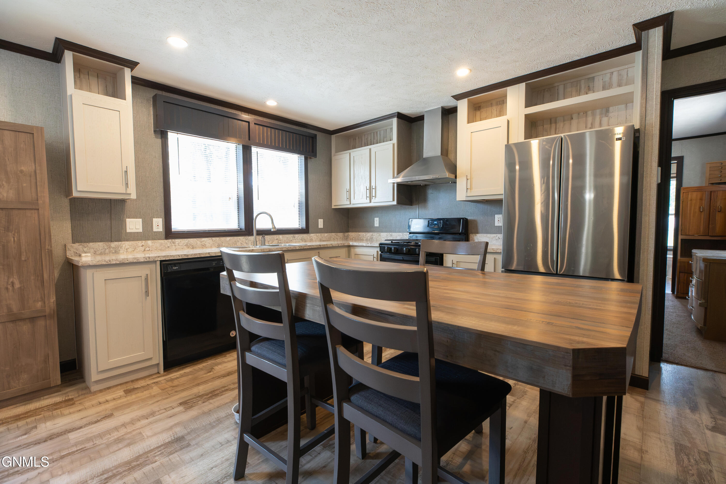 Photo 1 of 32 — 101 Northwest Drive, Bismarck, ND 58504