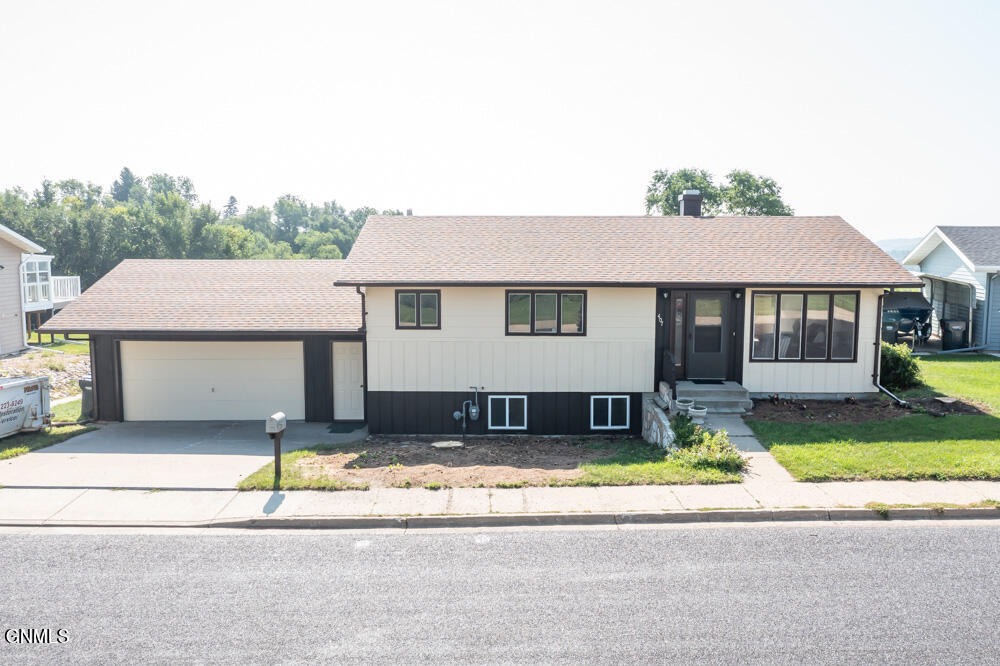 Photo 1 of 37 — 407 6th Street NE, Mandan, ND 58554