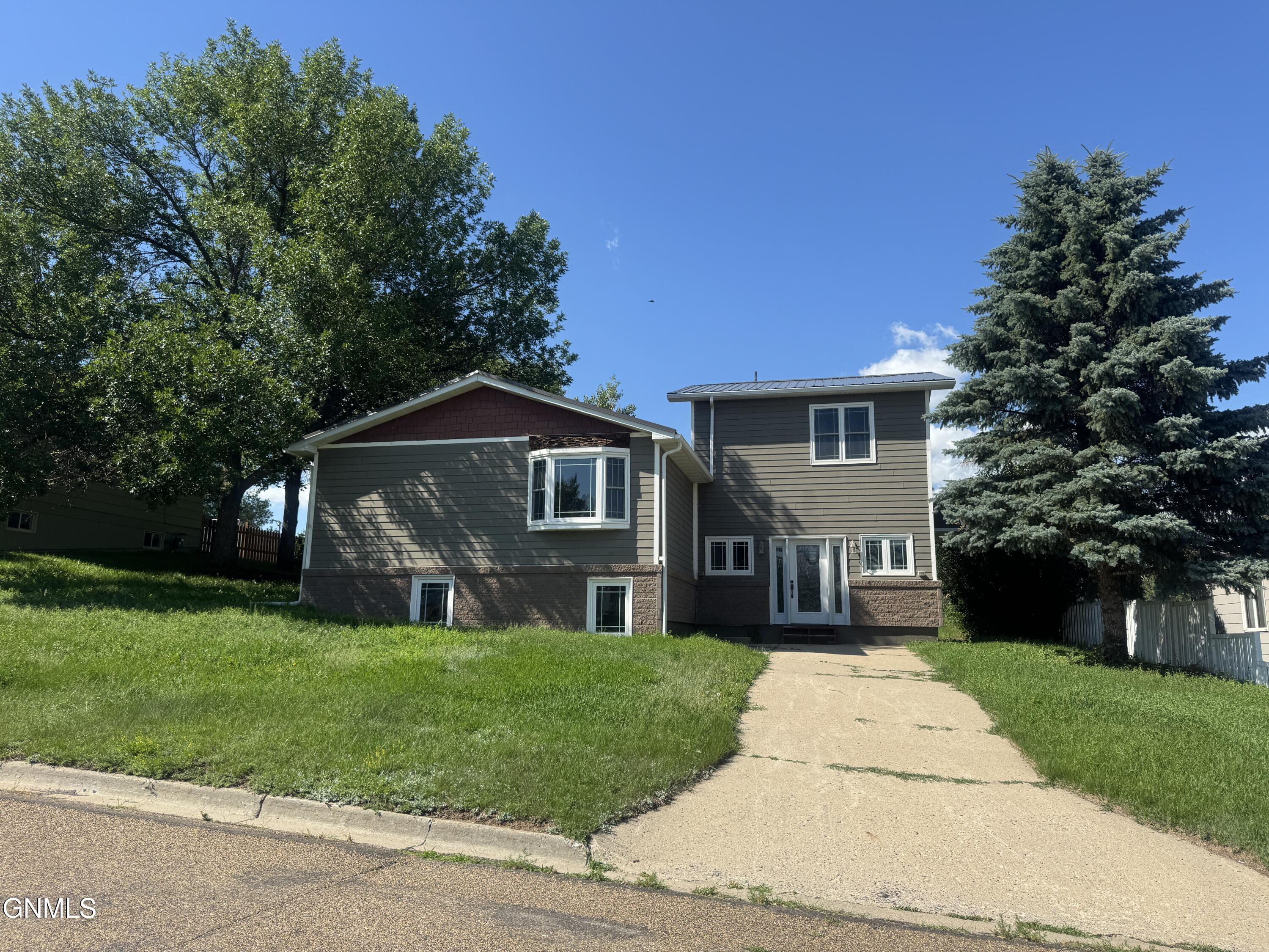 Photo 1 of 35 — 304 6th Avenue NW, Watford City, ND 58854