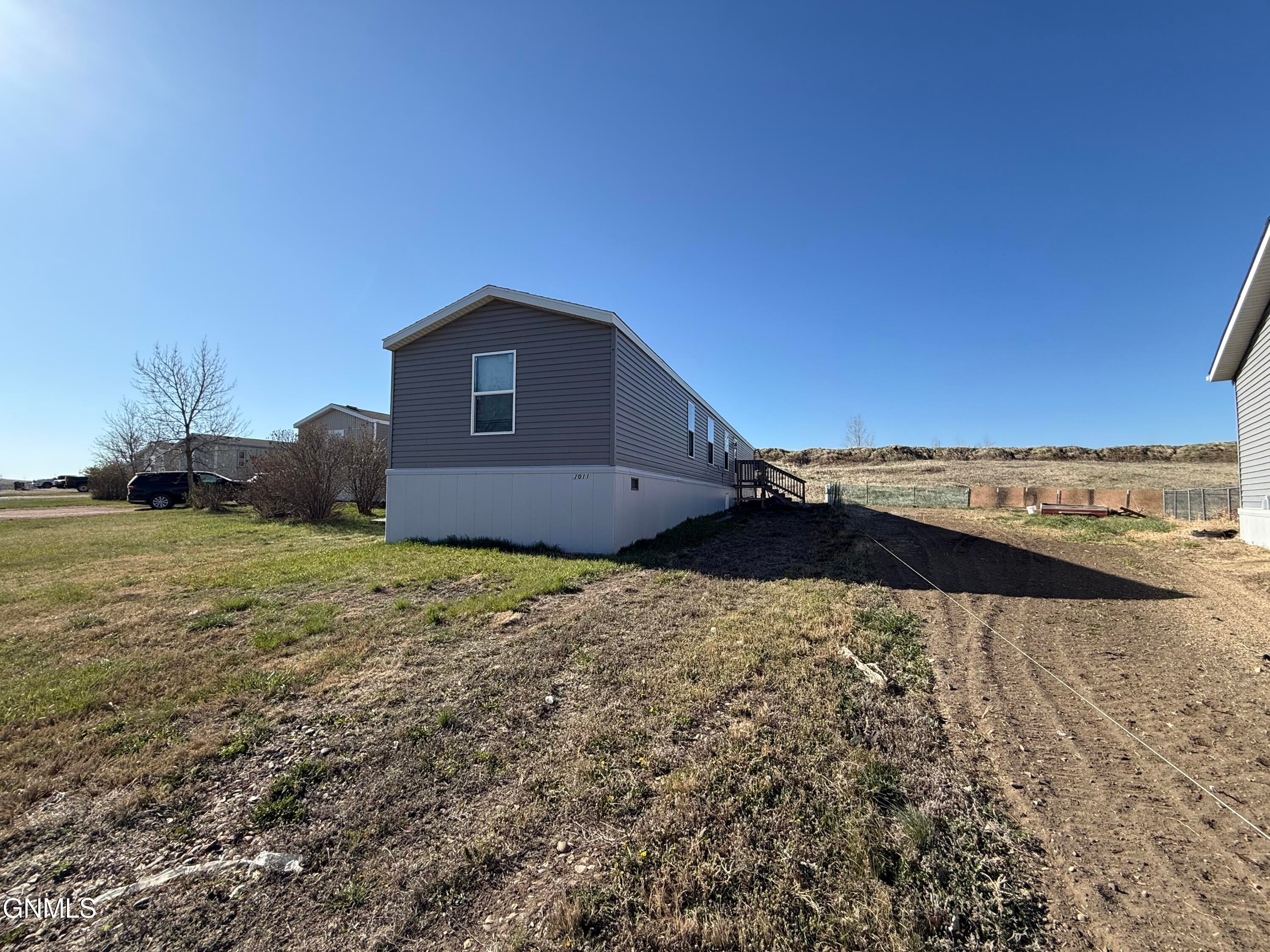 Photo 1 of 10 — 1011 5th Avenue SE, Watford City, ND 58854