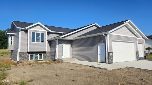 5322 TITANIUM DR, BISMARCK, ND 58503 - Image 86337e91eb3ea0c9be7781e3265b8a7d/3841060940