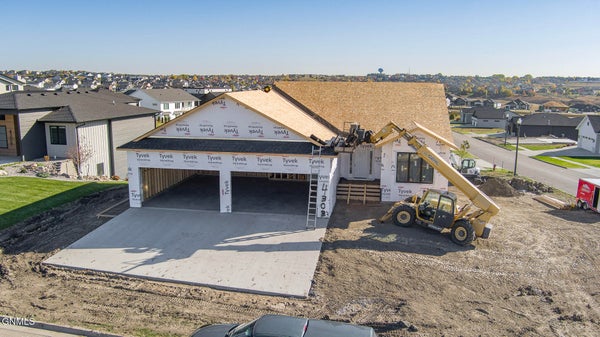 4303 ELK RIDGE DR, BISMARCK, ND 58503 - Image 91b08084e23ffc5c741937f2d1d5aab5/2306384182