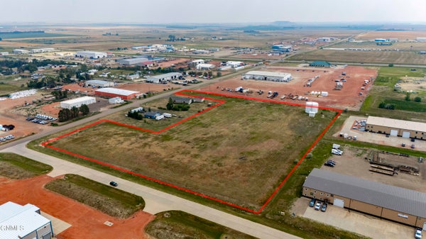 3206 111H AVE SW, DICKINSON, ND 58601 - Image 922b5f5fc5ff63ed73eb3cef6db63f74/2333651045