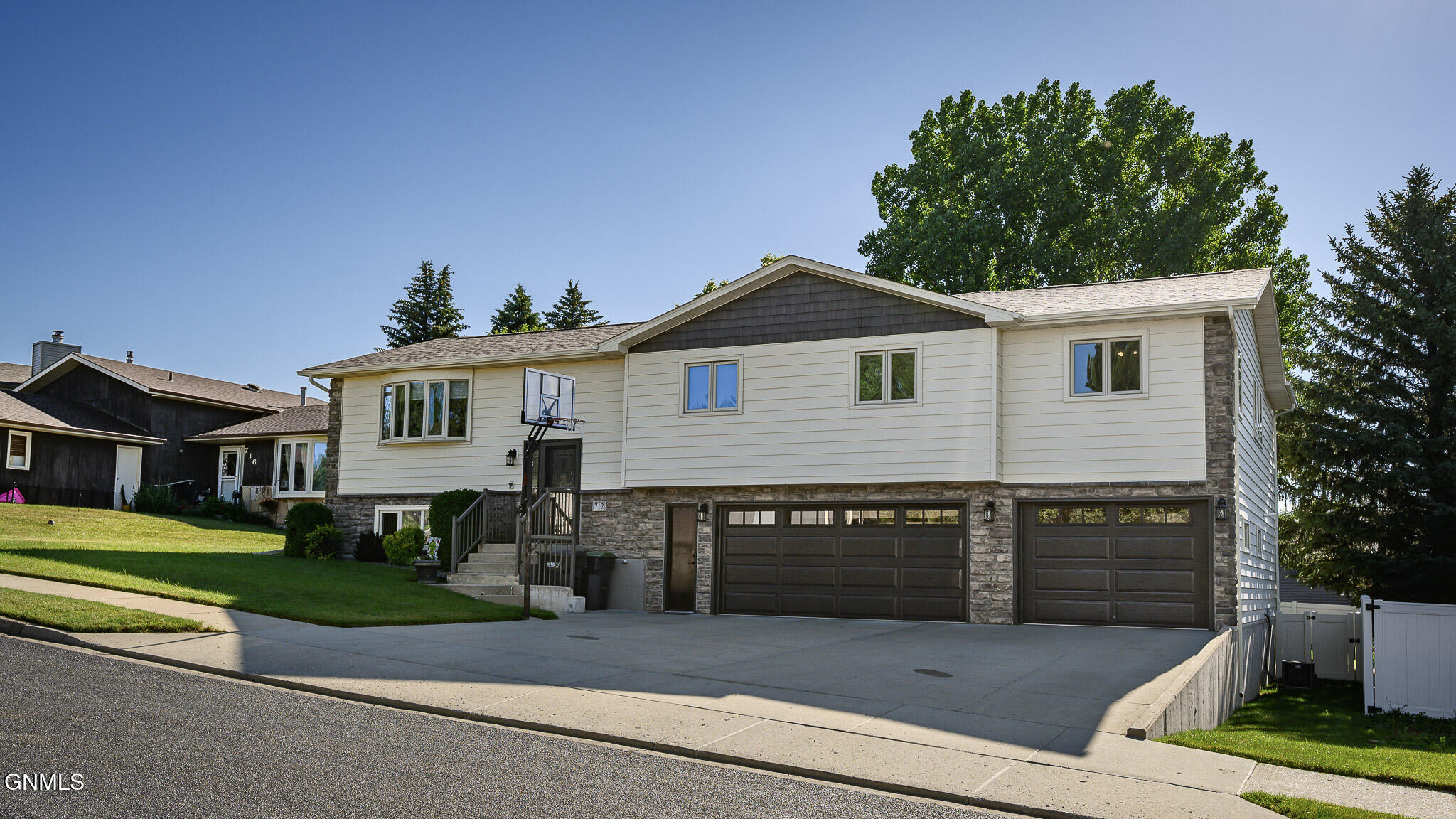 Photo 1 of 46 — 712 16th Avenue NW, Mandan, ND 58554