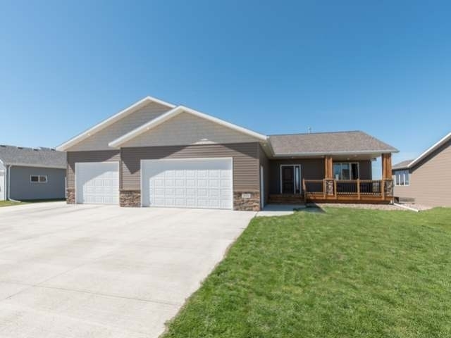Photo 1 of 32 — 1609 Ridge Drive SE, Mandan, ND 58554