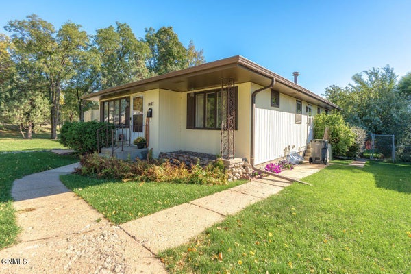 1407 1ST ST NW, MANDAN, ND 58554 - Image b03cda87c4e374ff7eced7271e410c2e/1768828313