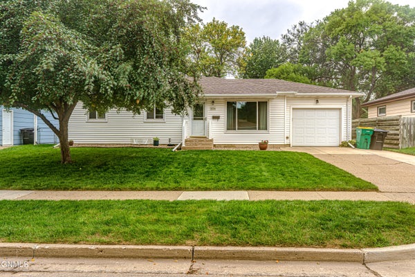 2034 SAINT BENEDICT DR, BISMARCK, ND 58501 - Image b2e8007dca6ebb6c1d6eb50295c31bed/945154995