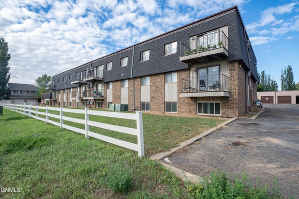 665 23RD ST W APT 3, DICKINSON, ND 58601 - Image b63ac4f80dcd95dd018c09b2191f9762/3856893474