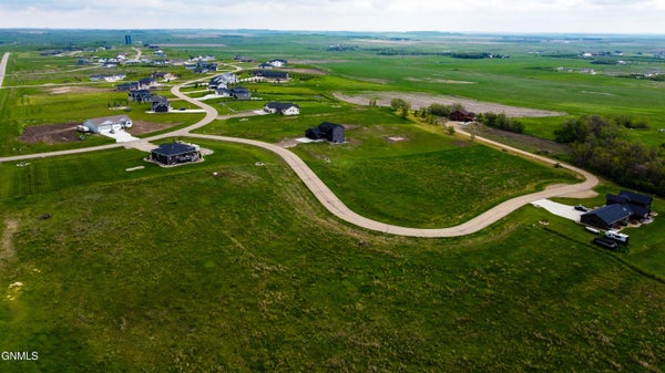 6950 ROCKRIDGE DR, BISMARCK, ND 58503 - Image b7d3b6f41fb5ee6e4e02c2c47d51a3d0/52738825