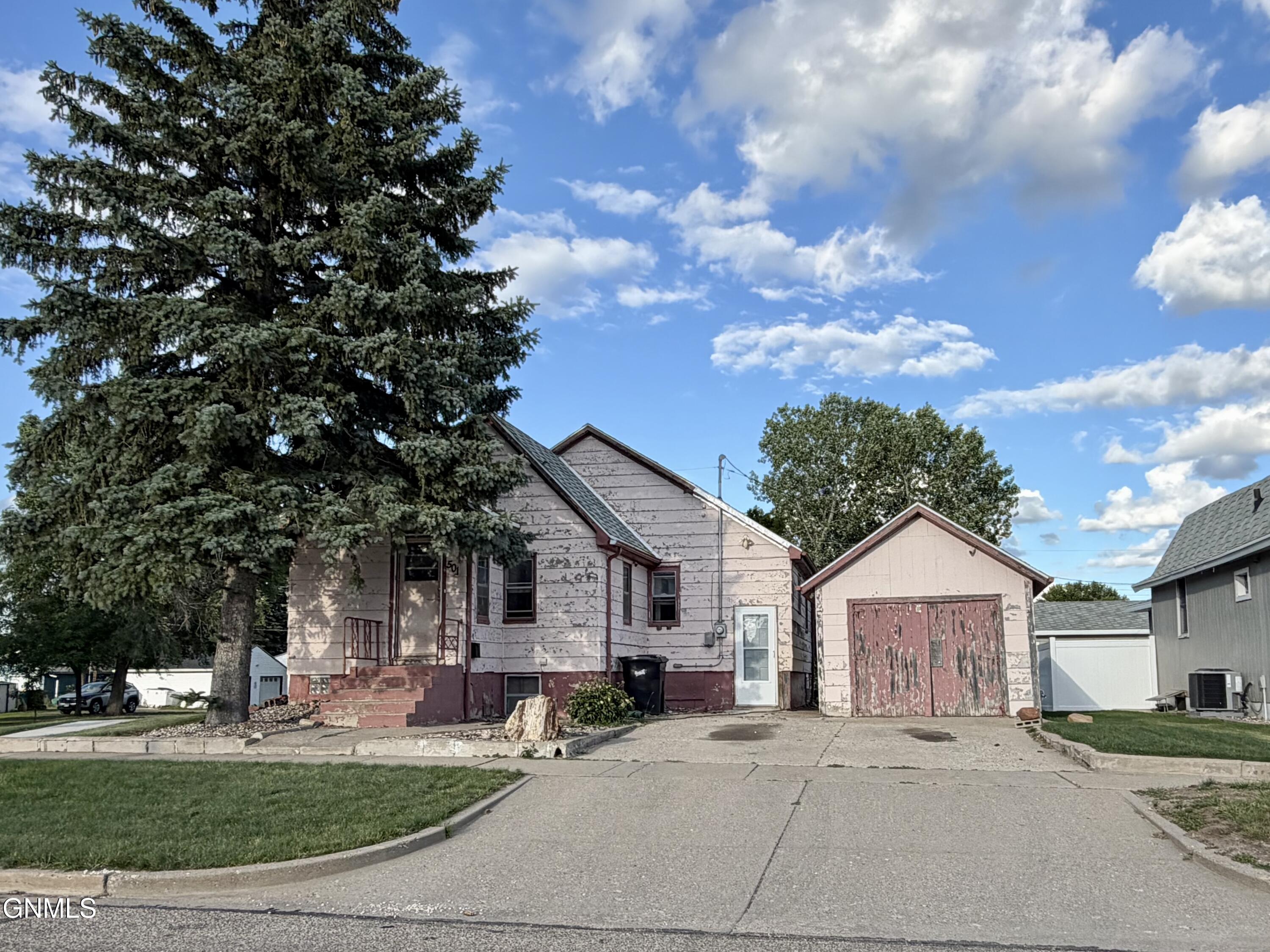 Photo 1 of 20 — 501 11th Street S, Bismarck, ND 58504