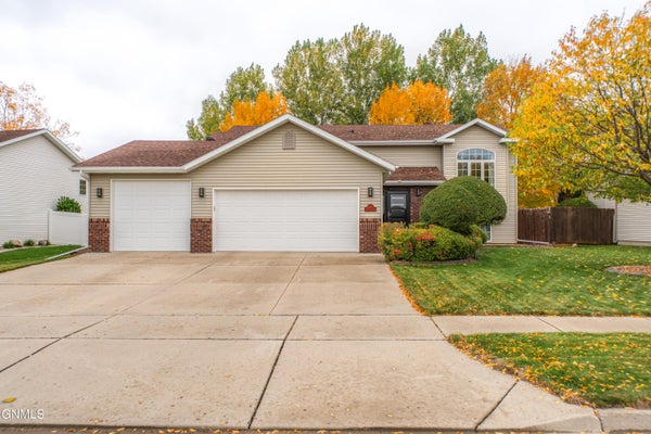 855 SAN ANGELO DR, BISMARCK, ND 58504 - Image da9c2d03cdfeff39941ea9837a08461f/573751555