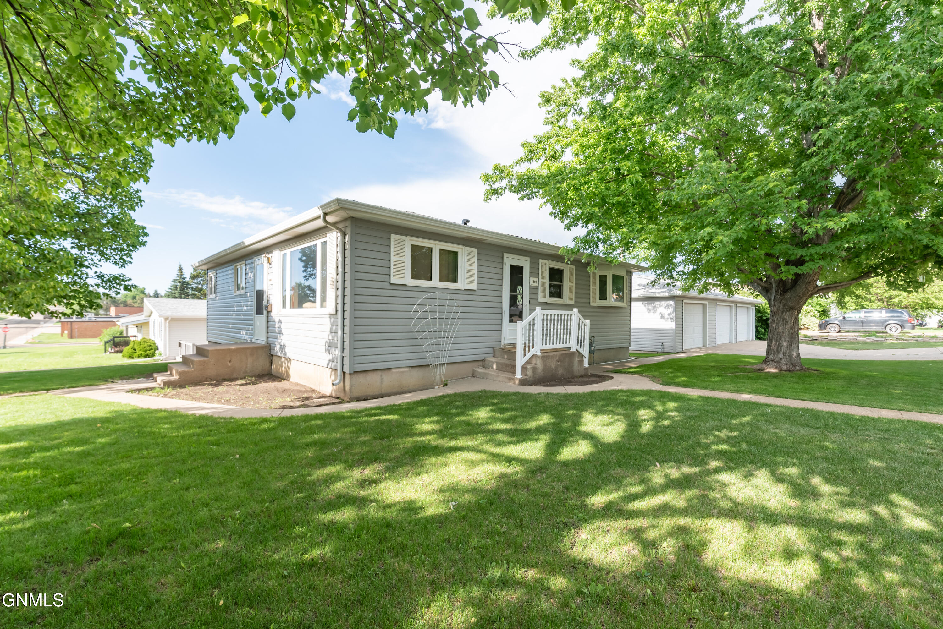 Photo 1 of 27 — 1400 6th Avenue NW, Mandan, ND 58554