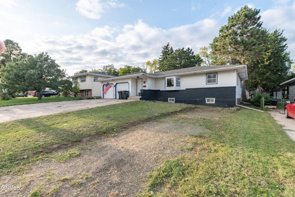 502 14TH ST NW, MANDAN, ND 58554 - Image e67f82d7fc6e0a71443d84f36ba57c9f/2778995148
