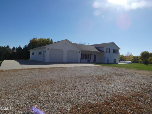 908 E BRISTOL DR, BISMARCK, ND 58501 - Image f80a1fdf3fcb8729b87338b1ccac2af0/3698857006