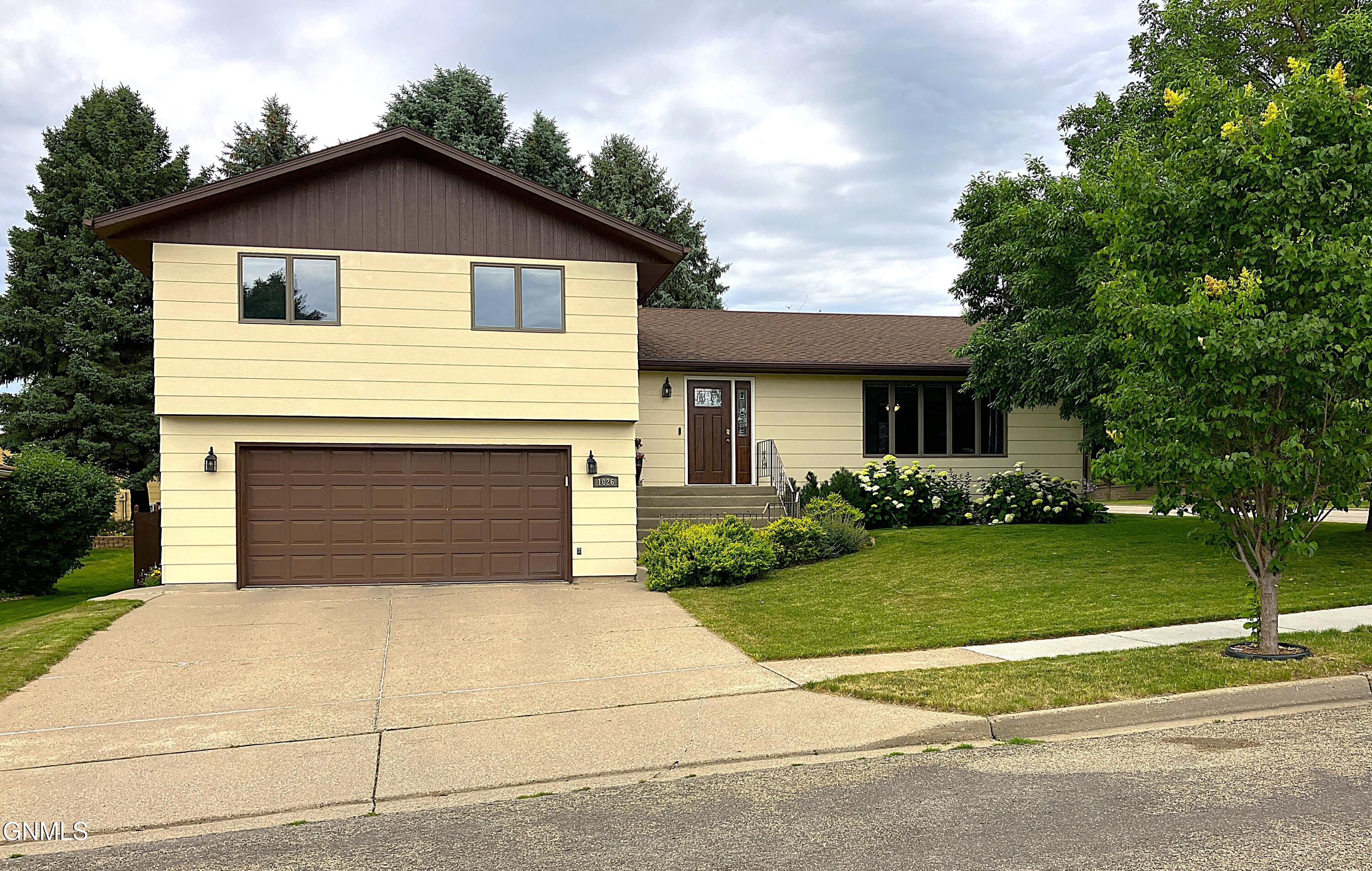 Photo 1 of 40 — 1026 Governor Lane, Bismarck, ND 58501