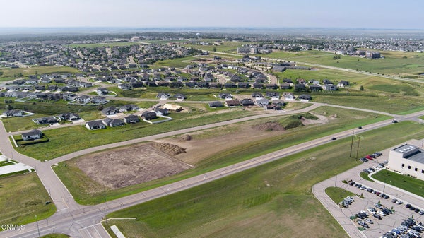 503 SHALE DR, BISMARCK, ND 58503 - Image fb39d2dfcb46a9624a47ba6a5adc9b5e/3021515858