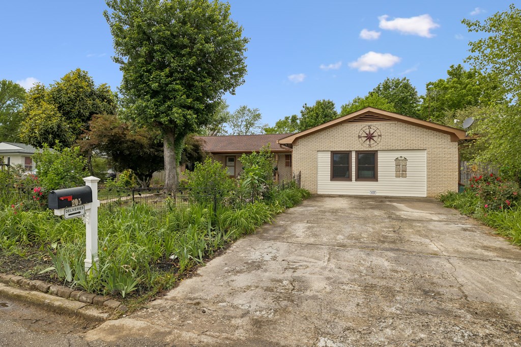 205 Riverside Dr N