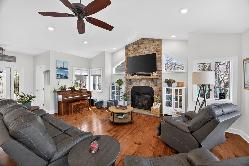Crossville, Tennessee, 38558, United States, 4 Bedrooms Bedrooms, ,4 BathroomsBathrooms,Residential,Active,2052072
