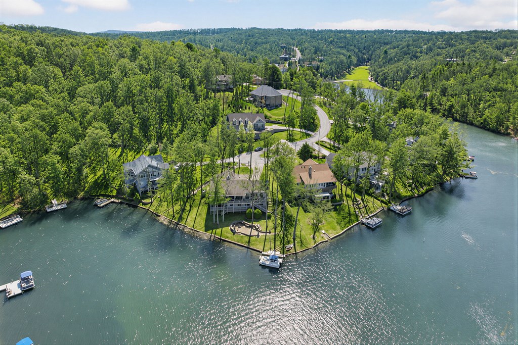Crossville, Tennessee, 38558, United States, 4 Bedrooms Bedrooms, ,4 BathroomsBathrooms,Residential,Active,2052072