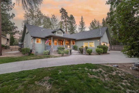 Photo of 155 Lodgepole Place, Big Bear Lake, CA 92315 (MLS # 32601747)