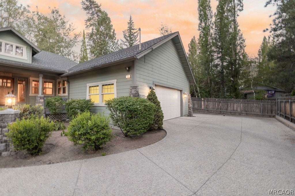 Photo of 155 Lodgepole Place, Big Bear Lake, CA 92315 (MLS # 32601747)