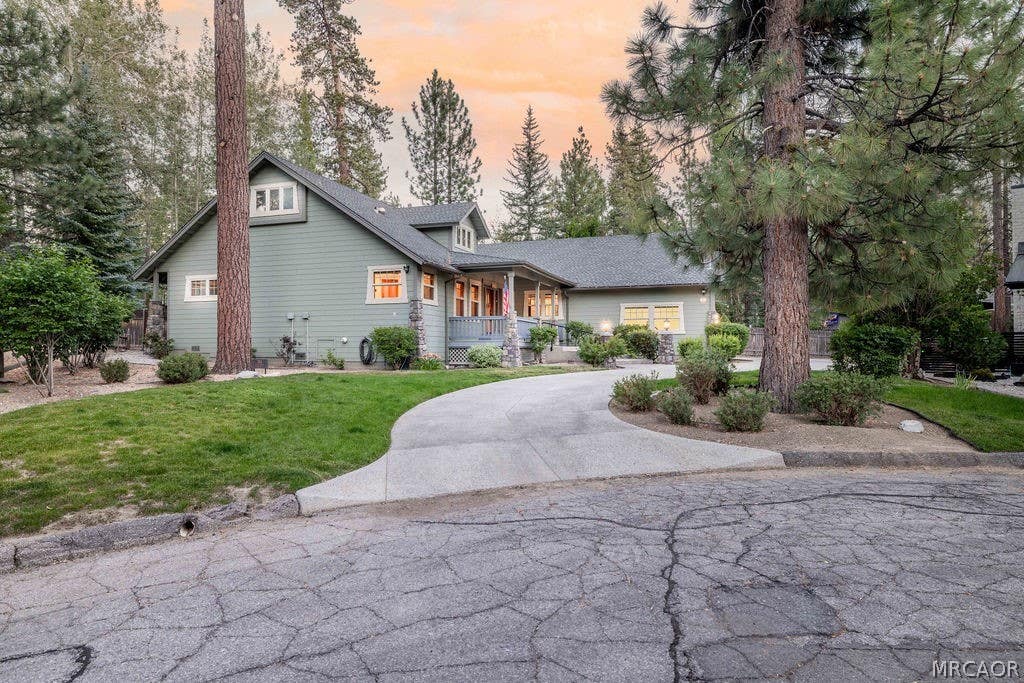 Photo of 155 Lodgepole Place, Big Bear Lake, CA 92315 (MLS # 32601747)