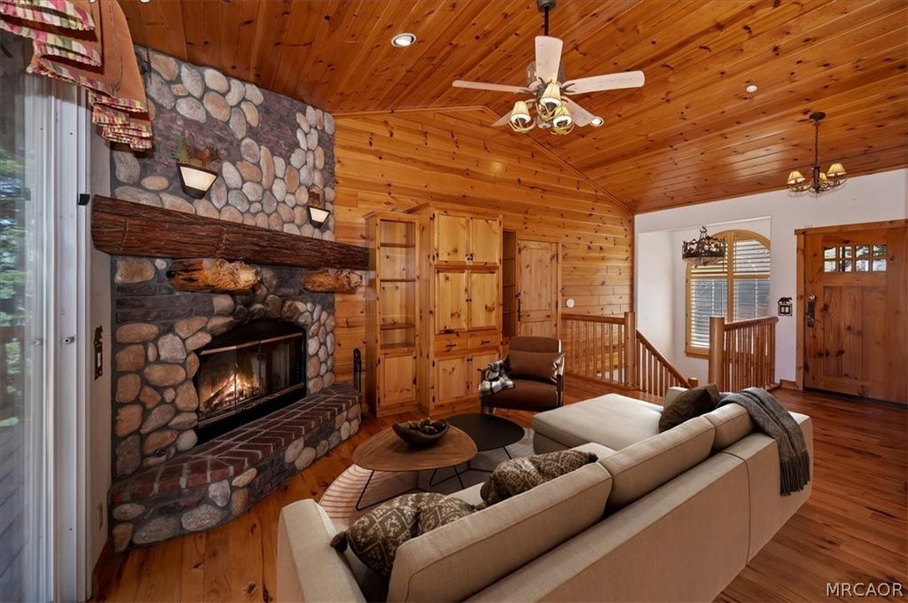 Photo of 26285 Spyglass Drive, Lake Arrowhead, CA 92352 (MLS # 32601161)