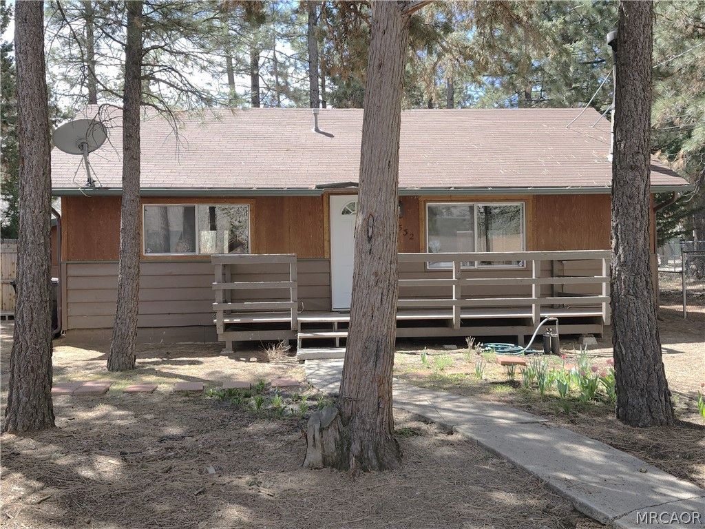Photo of 532 E Meadow Lane, Big Bear City, CA 92314 (MLS # 32502742)